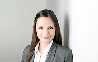 Frau im Anzug