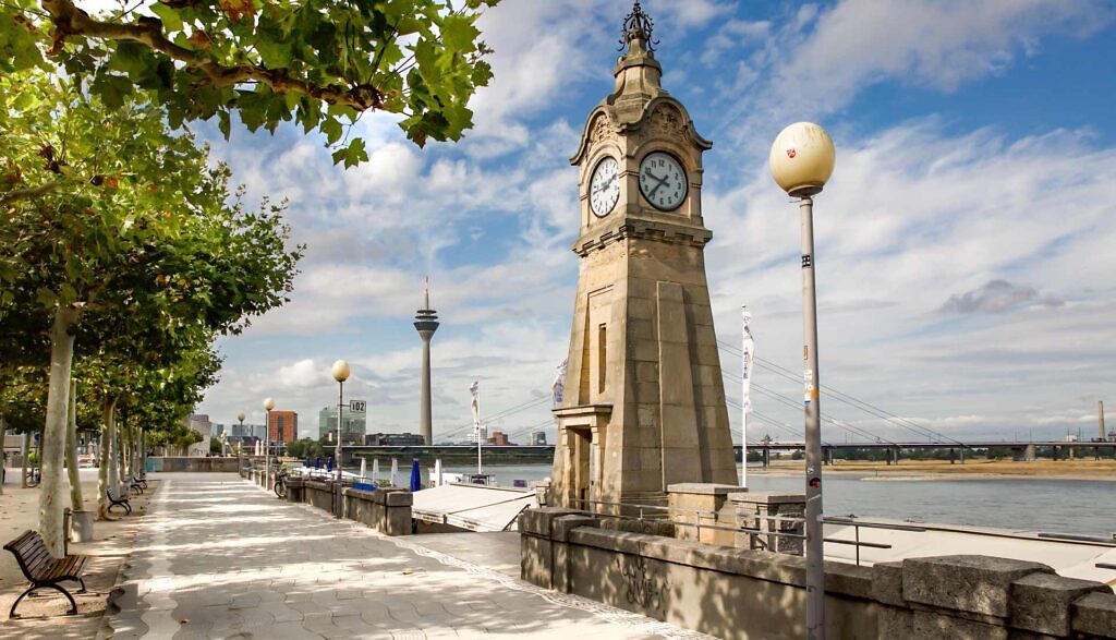 Wohnung kaufen Düsseldorf Altstadt: Die Pegeluhr am Rhein.